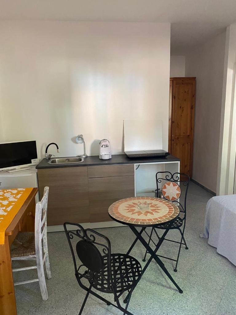 Le Stanze Del Mare Aparthotel Golfo Aranci Room photo